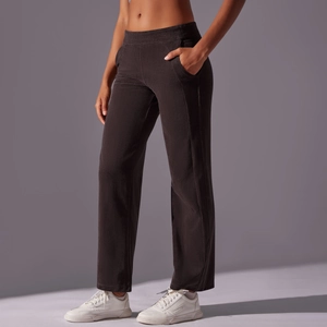 Textura detallada de los pantalones de pana marrón oscuro con bolsillos y cintura alta