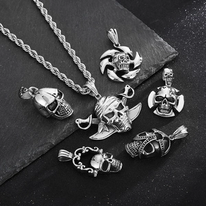 Pendentifs crâne de pirate en acier inoxydable poli sur chaînes torsadées