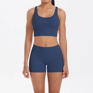 Détail d'un ensemble de yoga bleu marine avec brassière de sport et short de sport taille haute