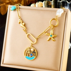 Collier double couche en perles turquoise dorées avec pendentifs hippocampe et étoile de mer