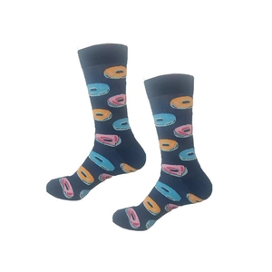 Détail de chaussettes bleu marine avec motifs de donuts colorés et bords côtelés