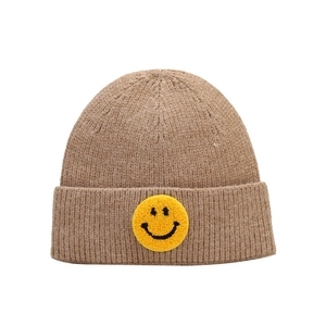 Bonnet en maille côtelée unisexe camel avec écusson smiley jaune en broderie bouclée