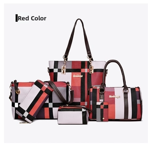 Vue détaillée de l'ensemble rouge avec cabas, sac bandoulière, portefeuille et trousses