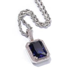 Detail van hiphop hanger met rechthoekige blauwe edelsteen en micro-pave zirkonen