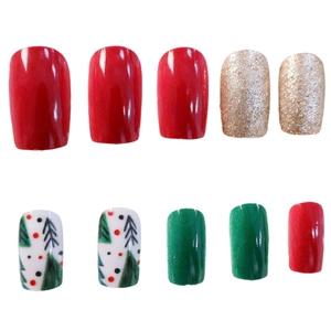 Unghie finte corte quadrate natalizie con design rosso, verde e glitter ad albero