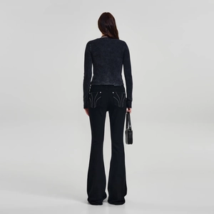 Pantalon évasé noir taille haute avec coupe ajustée, vue arrière en décor de studio