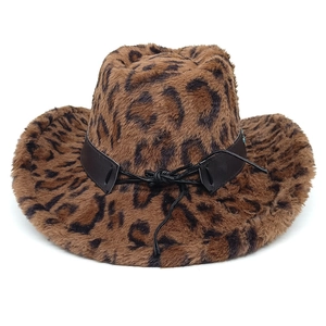 Détail du chapeau de cowboy en peluche léopard avec bande en cuir et texture en fausse fourrure