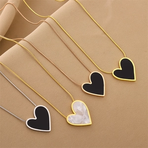 Collier Pendentif Cœur en Acier au Titane Minimaliste pour Femme Chaîne Serpent Plaqué Or Argent Élégant Bijoux Chic