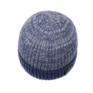 Berretto in maglia mista blu e grigia con fodera in pile e toppa in pelle uomo
