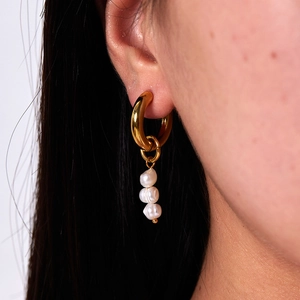 Boucles d'oreilles créoles en acier doré 18K avec trois perles d'eau douce