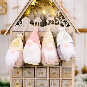 Vierer-Set festliche Weihnachtswichtel mit Strickmützen an einem hölzernen Adventskalender