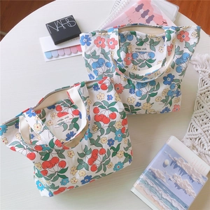 Gros plan du sac en coton à fleurs avec étiquette simple wish et motif de cerises