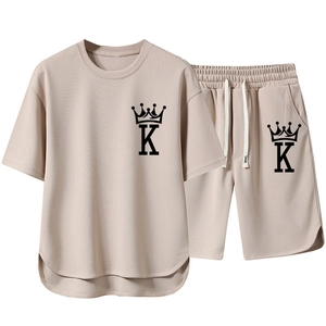 Herren Sommer Sportbekleidung Set mit aprikosenfarbenem T-Shirt und Kordelzug-Shorts