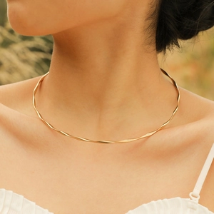 Women fashion gold twisted stainless steel neck collar with elegant wave texture on model