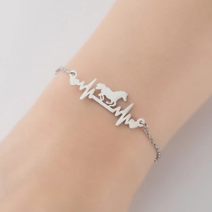 Elegantes Edelstahl-Silberarmband mit Pferd- und Herzschlag-Anhänger am Damenhandgelenk