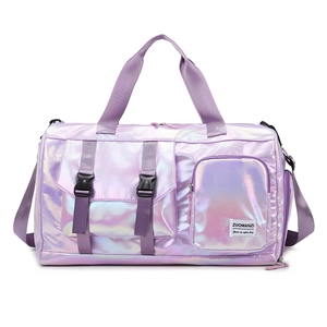Dettaglio borsa sportiva olografica viola con fibbie e texture in nylon riflettente