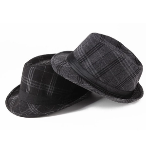 Détail de chapeaux fedora à carreaux classiques en gris et noir avec rubans élégants