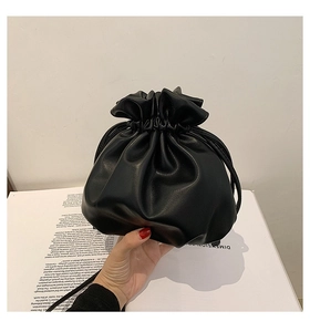 Detailaufnahme einer schwarzen Tunnelzug-Tasche aus weichem PU-Leder mit feinen Falten