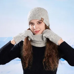 Set invernale in maglia beige con cappello sciarpa e guanti a motivi geometrici
