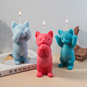 Détail de bougies parfumées en forme de chat bleu et rose avec texture de pelage fine