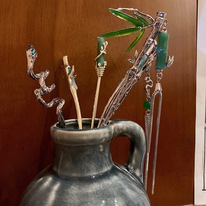 Détail d'épingles à cheveux en bambou argenté avec glands et accents de jade vert
