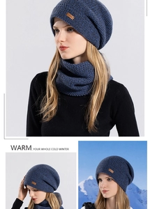 Détail de l'ensemble bonnet et cache-col en tricot bleu marine avec doublure polaire