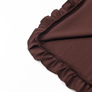 Dettaglio ravvicinato del tessuto in maglia marrone scuro con elegante bordo a onde
