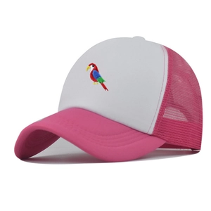Detail der bunten Papageienstickerei auf der rosa-weißen Trucker-Cap mit Netzstoff