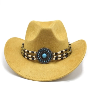 Détail du chapeau de cowboy en suède avec ornement turquoise et bande de perles en bois