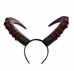 Détail macro du serre-tête cornes de diable noir et rouge texturé pour fête d'Halloween