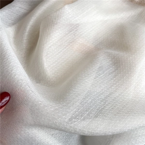 Primer plano detallado de la textura de bufanda blanca transparente con lentejuelas doradas