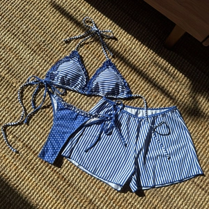 Ensemble bikini 3 pièces à rayures bleues et blanches et pois sur tapis de paille