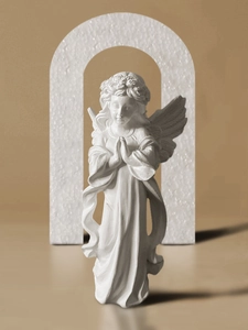 Vista detallada de estatuilla de ángel rezando en resina blanca con alas y flores