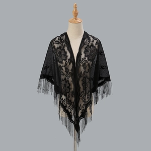 Elegante scialle in pizzo floreale nero con lunghe frange per abiti da sera