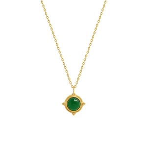 Collier vintage en or avec pendentif rond en agate verte sur un fond blanc épuré