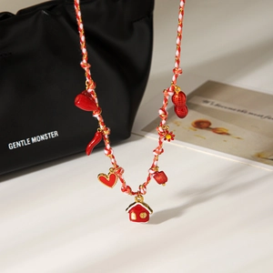Collier en corde tressée rouge avec pendentifs en acier inoxydable émaillé coeur et fleur