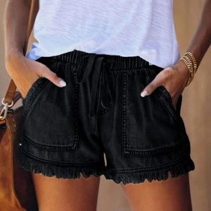 Détail d'un short en jean noir avec taille élastique à cordon et ourlet à volants