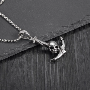 Gotischer Silber-Totenkopf mit Anker-Anhänger auf dunklem Steinhintergrund