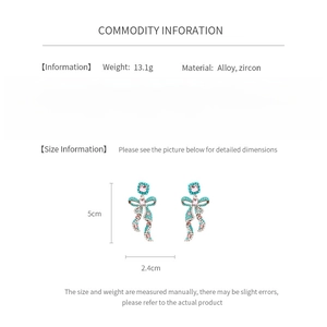 Vue détaillée des boucles d'oreilles nœud avec dimensions de 5 cm et sertissage zircon