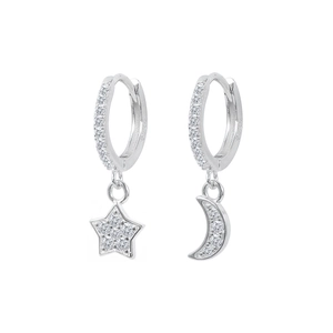 Detalle de pendientes de plata S925 con colgantes de estrella, luna y circonitas