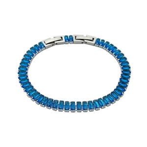 Elegante pulsera tenis plateada con circonitas azules rectangulares y cierre plegable