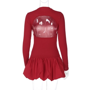 Robe courte rouge à manches longues avec dos nu et ourlet à volants bouffants