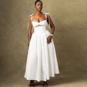 Elegante abito lungo bianco con cut-out, spalline a fiocco e gonna fluida e lunga