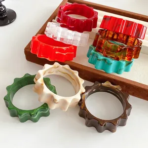 Chic resin bangle with wavy edges and marble texture in various vibrant colors