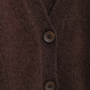 Braune Strickjacke mit tiefem V-Ausschnitt und weicher Textur mit runden Knöpfen