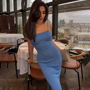 Gros plan détaillé de la robe bleue en maille avec texture côtelée et coupe ajustée
