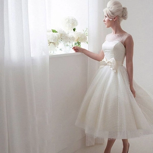 Abito da sposa corto bianco senza maniche con scollo a giro e gonna in tulle a sbuffo