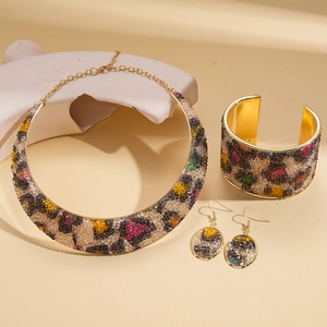 Set di gioielli dorati con stampa leopardata in resina, collana, bracciale e orecchini