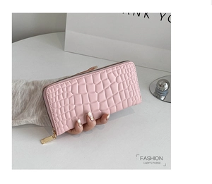 Lange Damen-Geldbörse in Rosa mit Krokodilprägung, Reißverschluss und Gold-Hardware