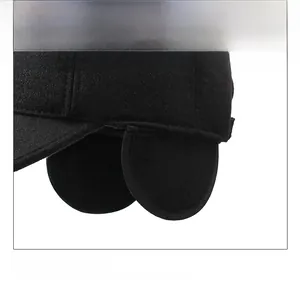 Détail des protège-oreilles rabattables sur une casquette de baseball d'hiver noire